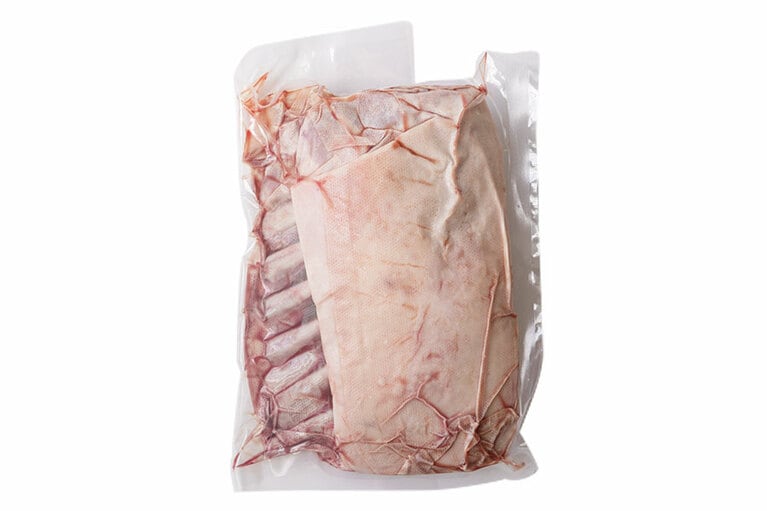 生ラムフレンチラック8rib〈700g以上〉4,200円(税込)／なみかた羊肉店