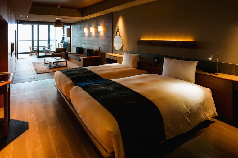 客室はすべて広さ100平方メートル上の贅沢な空間。温泉露天風呂のほか、室内ジェットバスなども完備。