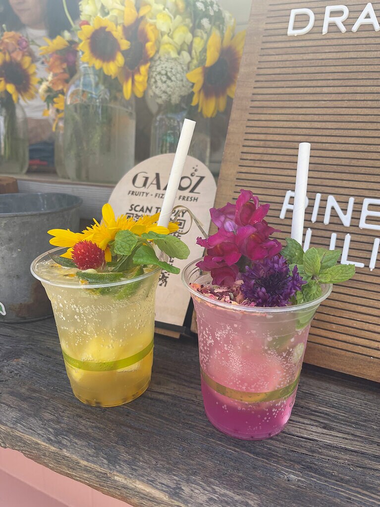 写真左から、「パイナップルリリコイフィズ」「ドラゴンフルーツレモネード」各10ドル。
