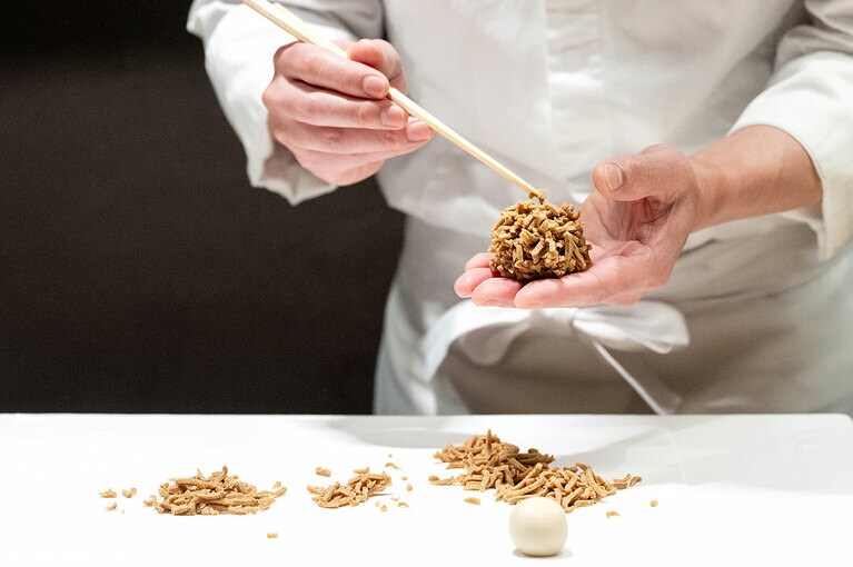 きんとん製「紅香織（こうこうおり）」。飲み物付き2,090円。5月中旬まで。