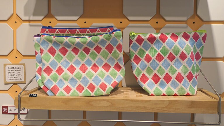 漁師バッグ柄 オリジナル化粧ポーチ 590元。