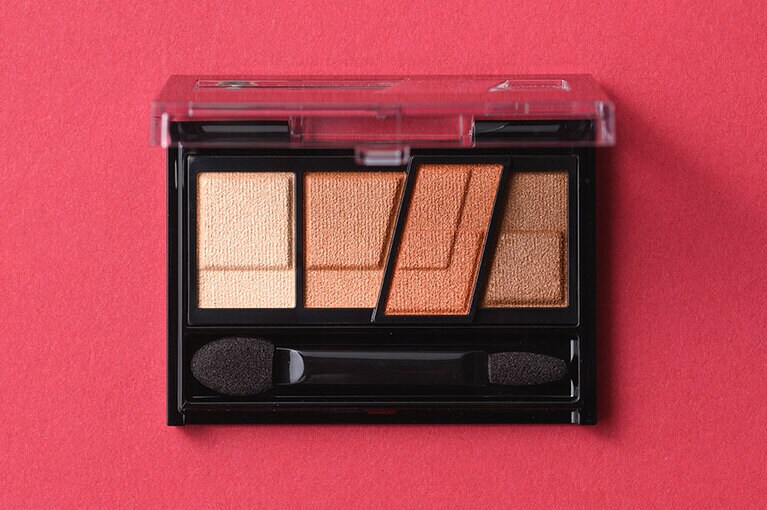 真ん中の2色を混ぜて全体に塗布。左は、ハイライトとして黒目の上下に使う。