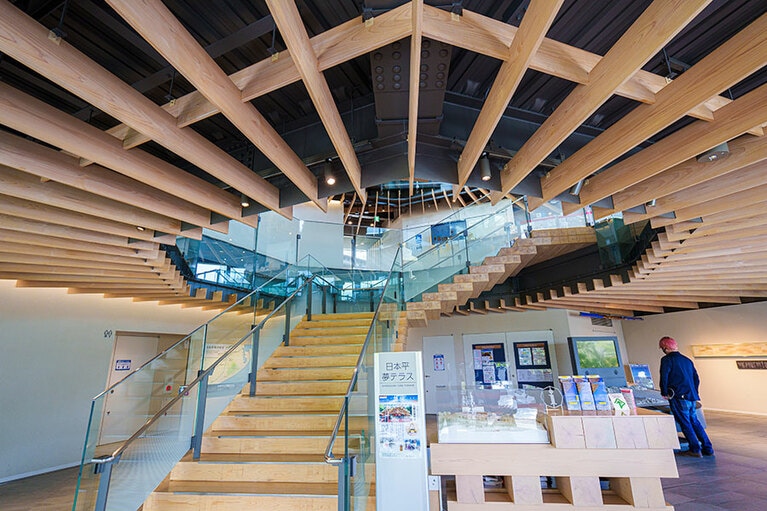 白木が天井や階段などに使われ、温もりある館内。
