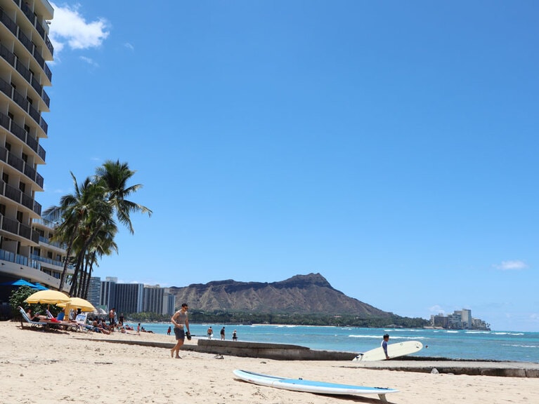 ビーチから見るダイヤモンドヘッド。すっごく近く、雄大さにびっくり。