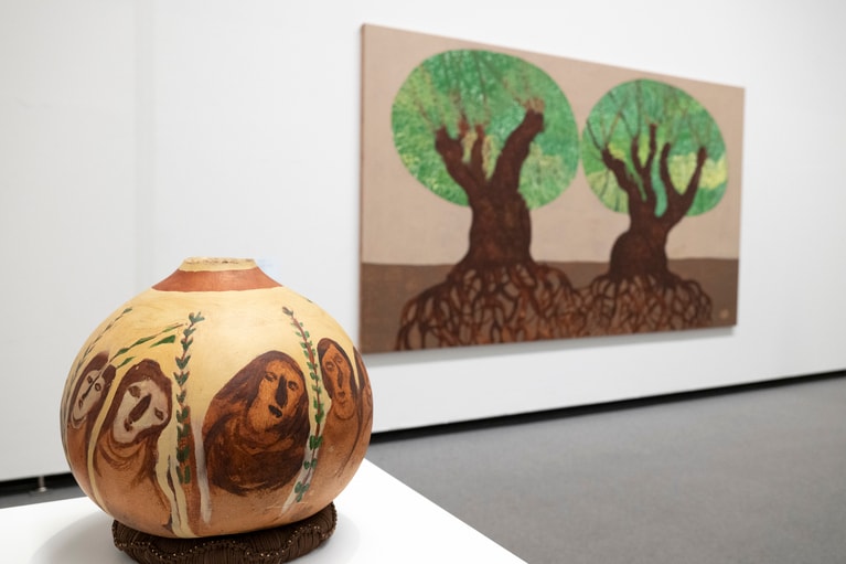 カマラ・イビラヒム・イシャグ　《コンポジション》2016(左)、《私の2本のユームの木》 2023（右奥）