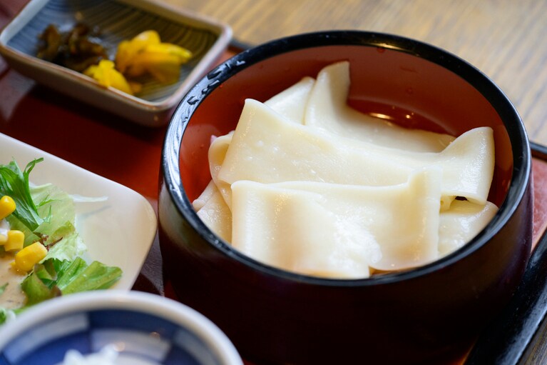 ひもかわうどんといえば、この幅広の麺。存在感ある見た目からも、期待が高まる。