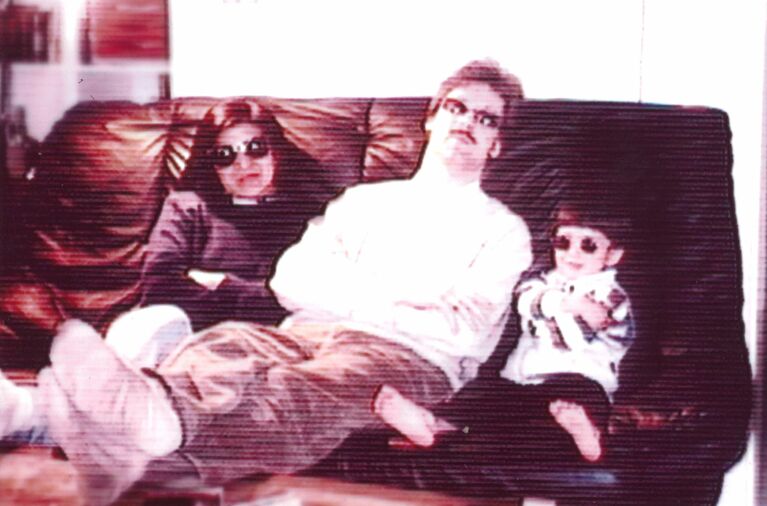 左から妻の榮子さん、ブーニン、息子さん。1995年、ケルンで一緒に暮らし始めた頃。（本人提供）