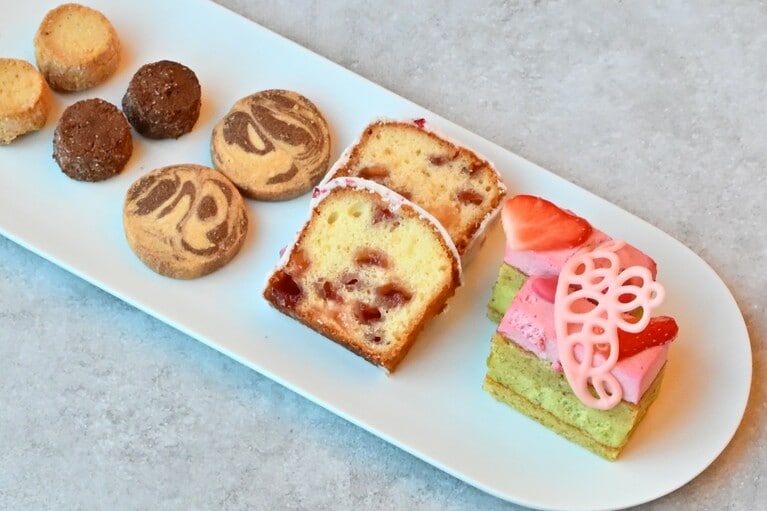 写真右2品が「ノボテル奈良」限定の「ガトー・ド・ボワ」コラボスイーツ。右から、いちごのムースと香り高いピスタチオのヴァヴァロワを重ね合わせた「フレーズ エ ピスターシュ」、いちごのパート・ド・フリュイを贅沢に混ぜ込んだパウンドケーキ「ケーク オ フレーズ」。