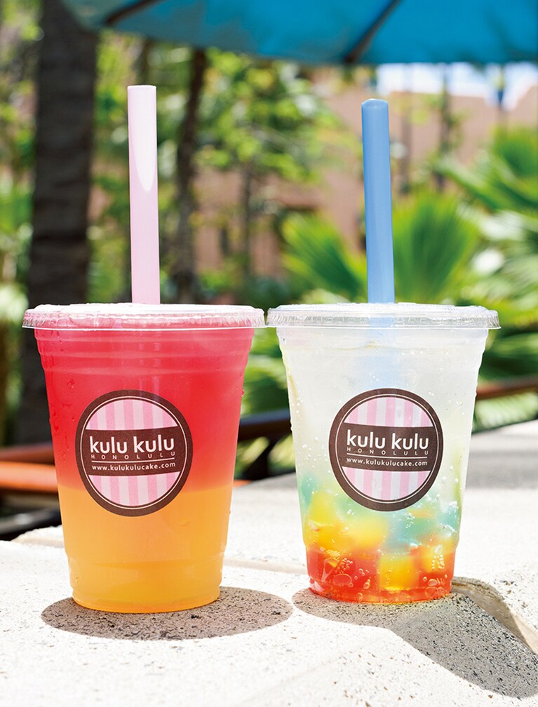 【Kulu Kulu(クルクル)】左から：レモネードジェリー＆ハイビスカスティー 4.25ドル、レインボーソーダ 4.95ドル。