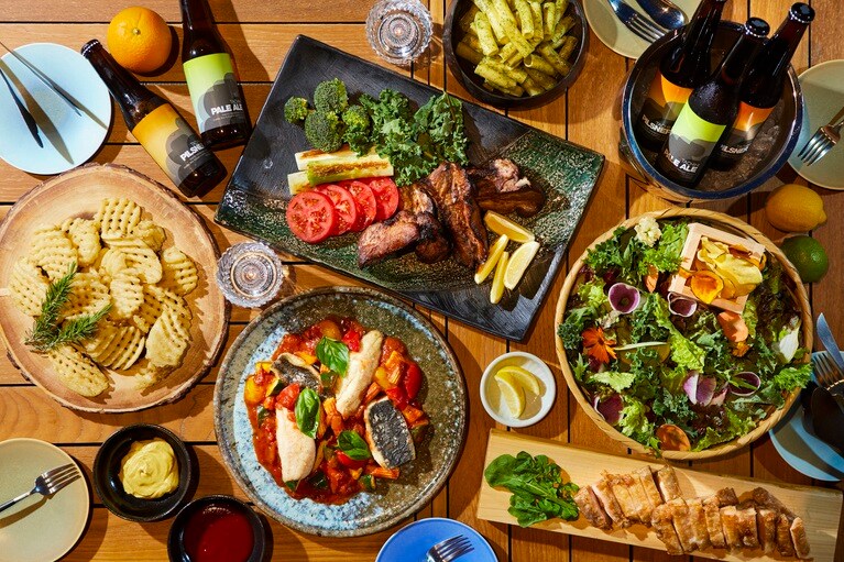 「SORANO Beer Garden」は、料理長おすすめおつまみ5品とドリンクのフリーフロー付き。