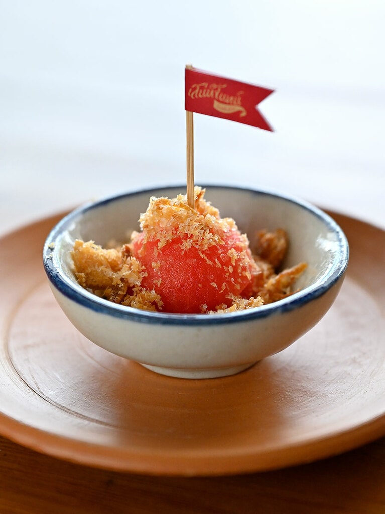 アミューズはトマトにプラーヘーン（甘い干し魚のフレーク）をのせた一品。