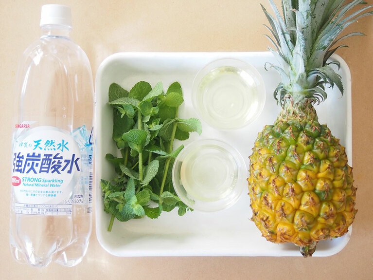 材料（4人前）パイナップル：200g／米酢：50cc／はちみつ：25g／ミント：適量／炭酸水：500cc