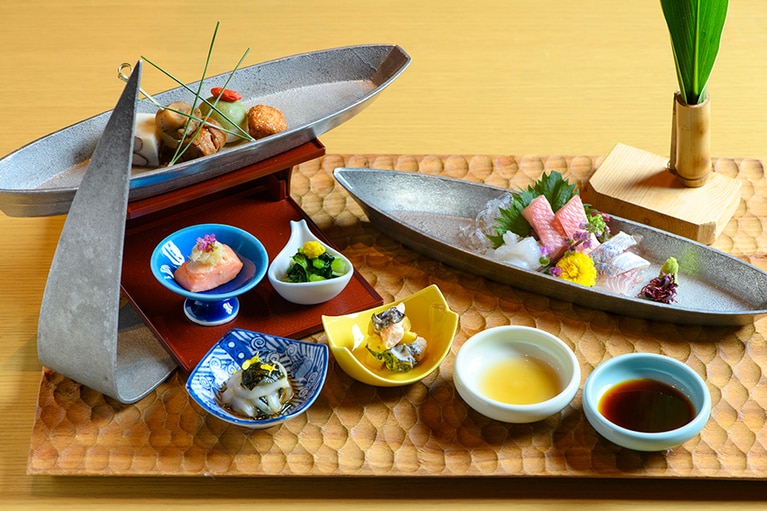 波打つお盆に錫製の船と帆の器で、風を受け相模湾を疾走する船を表現した「宝楽盛り」。