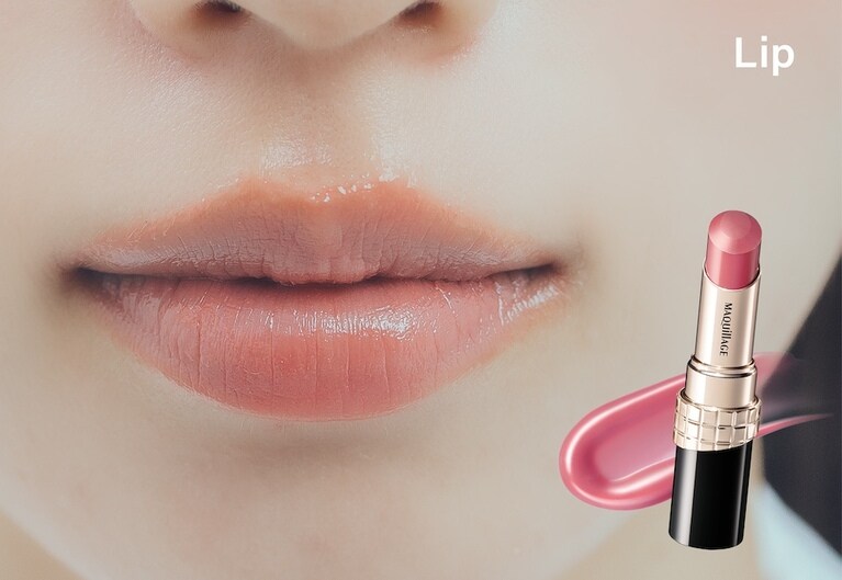 ピンクデミのフレームに合うリップ。マキアージュ ドラマティックエッセンスルージュ PK700 飾らない主張 3,300円（編集部調べ）／マキアージュ