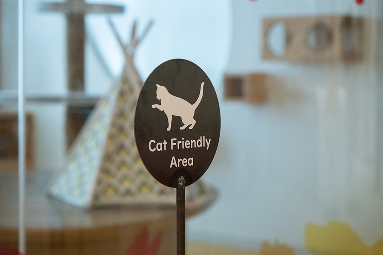 オフィス内のペットが入れるエリアにはサインがある。