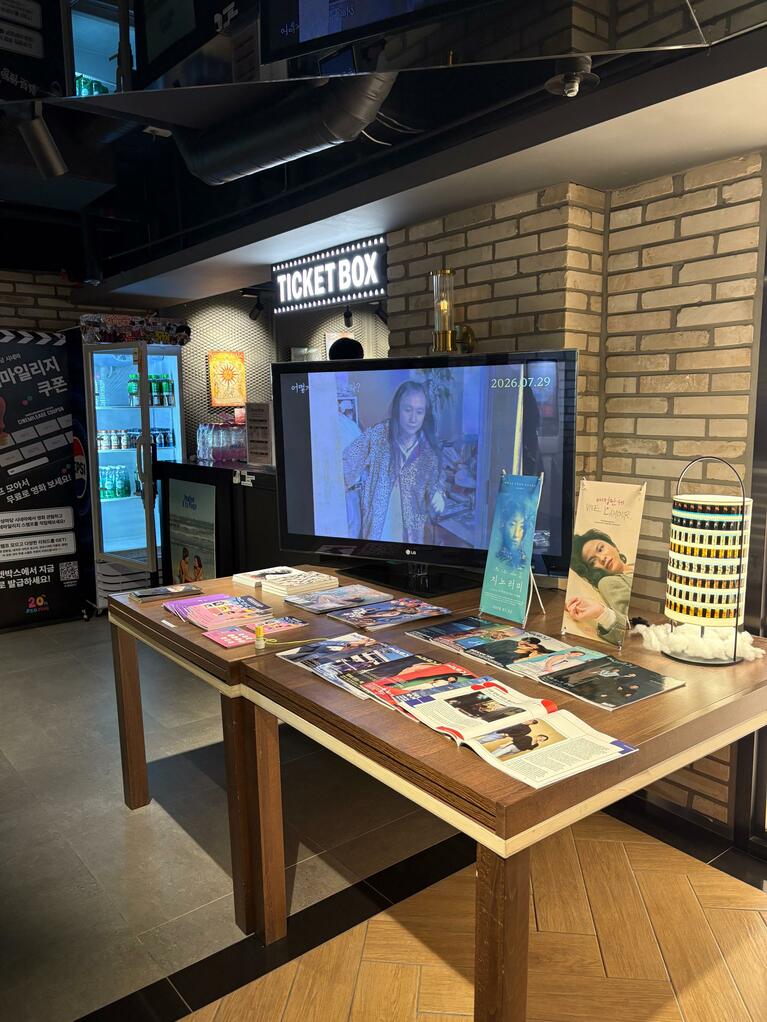 映画館のロビーに置かれたモニターでは『どうすればよかったか？』映像が流れていた（韓国・弘大(ホンデの映画館「KT&G SangsangMadang Cinema」／筆者撮影）