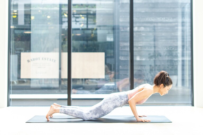 【#13 全身のだぼついた脂肪を見事に燃焼 痩せスピードが加速するポーズ！】難しい場合は両ひざをついても。