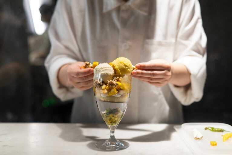 パフェを仕上げる様子。