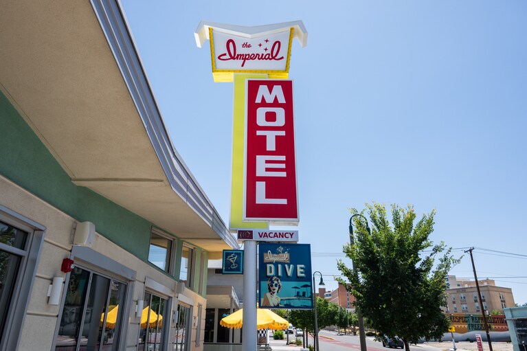 アルバカーキのルート66沿いにあるモーテル「インペリアル」。