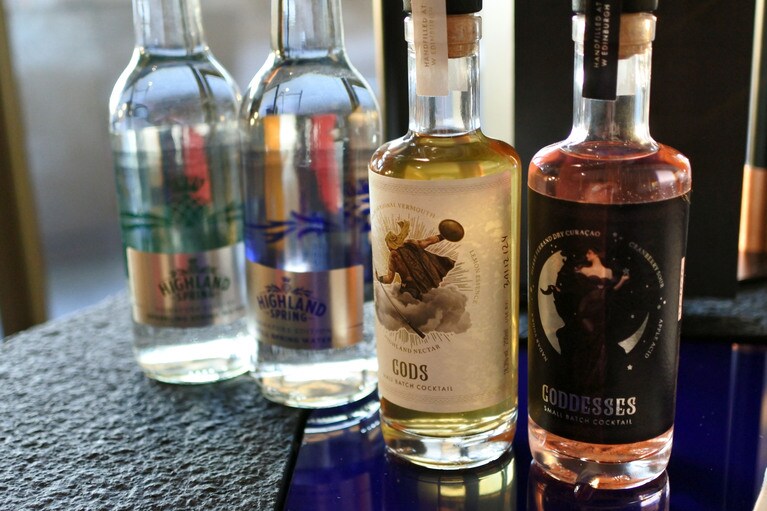 ミニバーに置かれたリキュールのラベルも、スコットランドらしいデザイン。