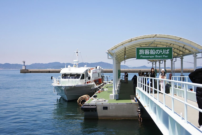 豊島への交通手段は旅客船やフェリー。