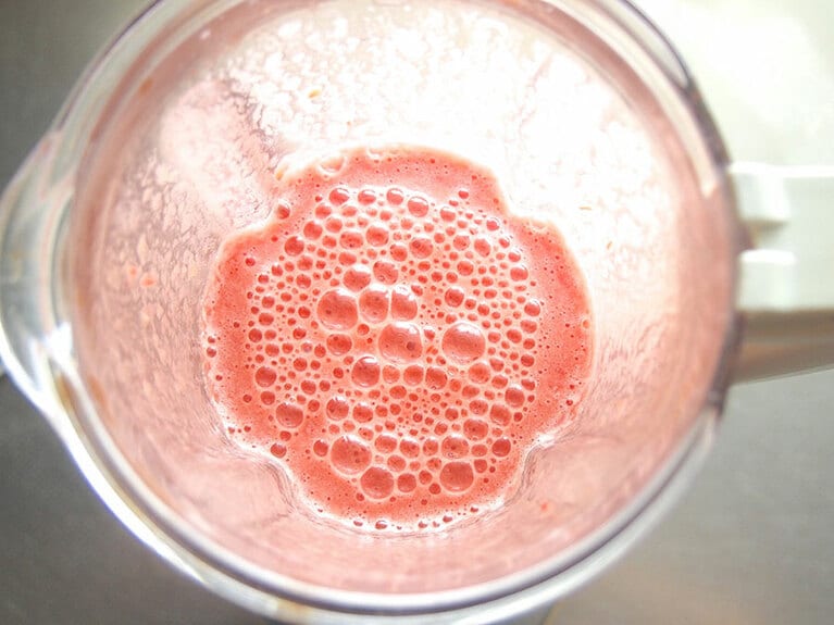 （3）ミキサーに（1）を入れてから、撹拌します。