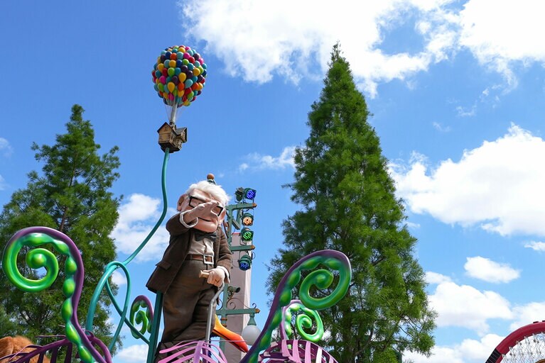 『カールじいさんの空飛ぶ家』。上空の風船につながった家にも注目。