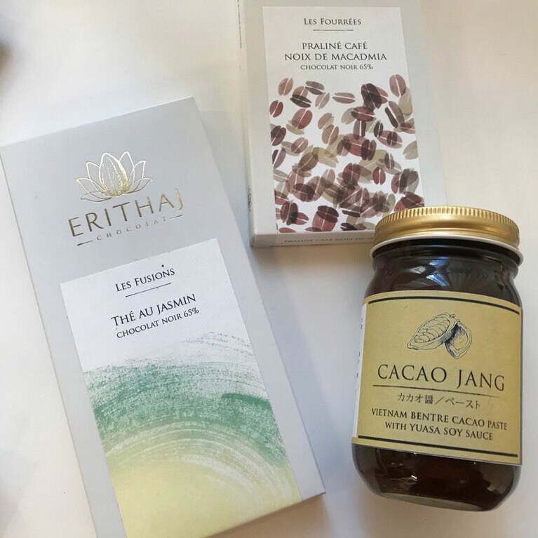 上から時計回りに「プラリネ マカデミアカフェ」、「カカオ醤 ペースト」、「ジャスミンティー」。