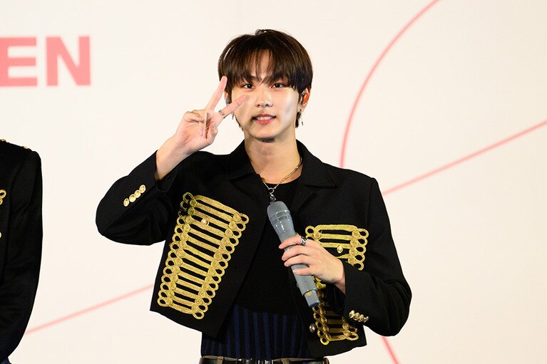 ピースするJUNGWON