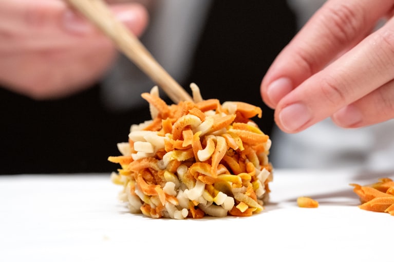 ていねいにそぼろをつけていく。