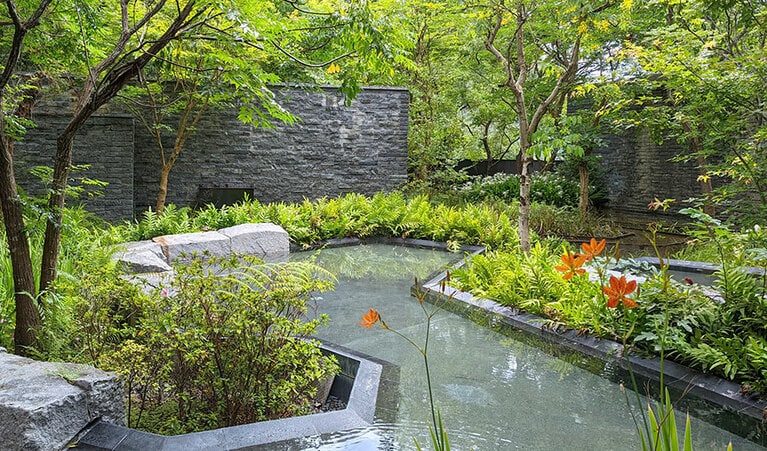 くねくねと曲がった構造で、あえて見通しを悪くしてプライバシーを保っている露天風呂。花や蝶などに囲まれ、自然の豊かさを満喫できます。