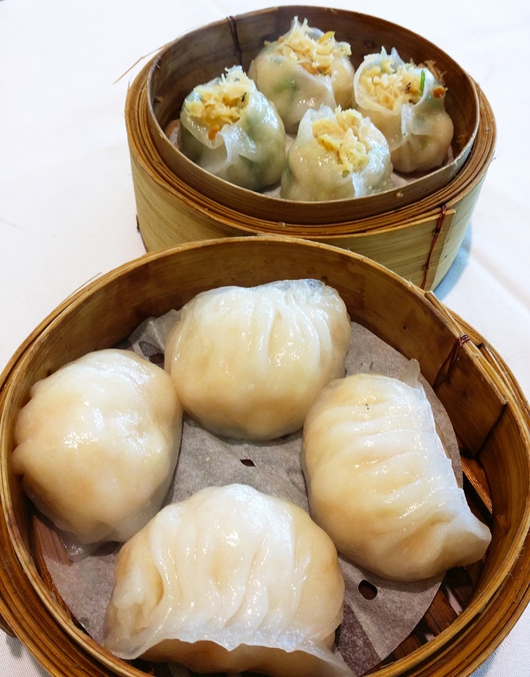 手前はエビ蒸し餃子。多彩な点心。