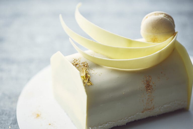 ストリングスホテル東京インターコンチネンタル「シルクホワイト チョコレートムース」(4号：直径12cm／5,940円、5号：直径15cm／7,128円)。