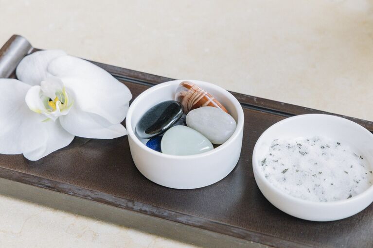 施術に使われるのは、天然石やミネラルソルトなど自然由来の素材。