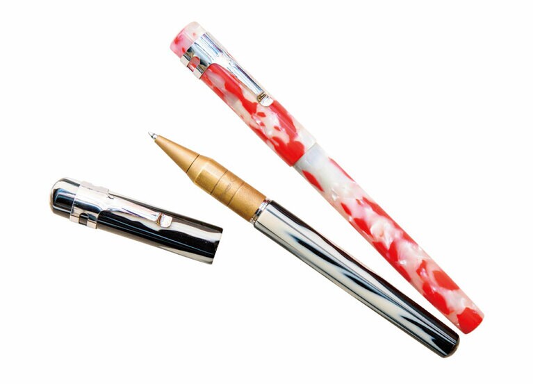 五十音オリジナルミミック 各11,080円(税込)。鉛筆やペンの替芯をセットできる万年筆風補助軸。