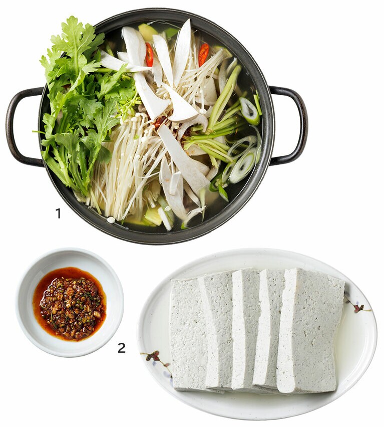 1：豆腐キノコ鍋。1人分W15,000。(注文は2人分から。写真は2人分) 
2：黒豆豆腐はタレを付けてシンプルに。W13,000。