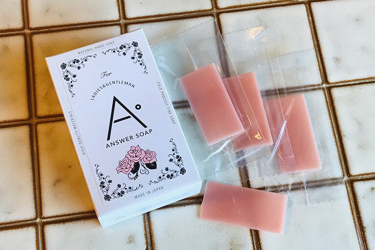 【ソープトワレ】なんと稀少な「ダマスクローズ」の香りと、「アルガンオイル」をたっぷり詰め込んだ贅沢な紙せっけん。外出先でもこんな香りで手洗いできたらホッとする。ソープトワレ バラ 10枚入り 500円／大阪エース