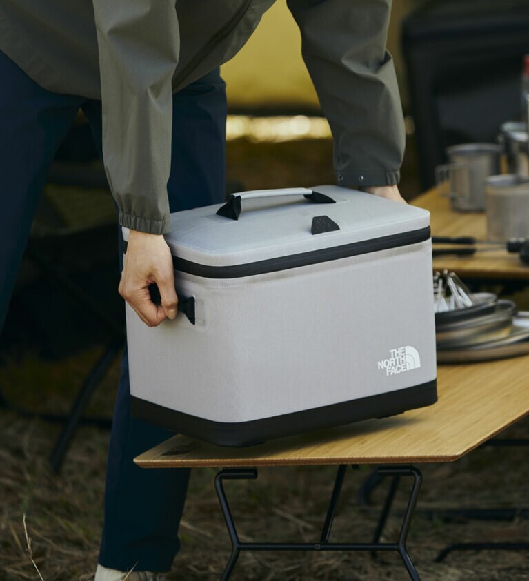 Fieludens® Cooler 12　27,500円。断熱材の配置を工夫することで、冷気の流出を抑制し、ソフトクーラーでありながらハードクーラーと同等以上の保冷力を確保。開口部はジッパー以外に、マグネットで簡易的に留めることもできるようになっている。容量は12Lで350ml缶が14本収納可能。