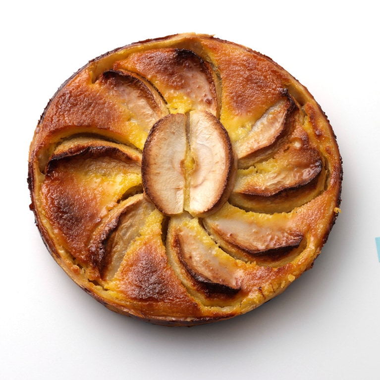 タルト・アルザシエンヌ 2,500円。白ワイン入りの生地とともにリンゴを焼き込んだアルザス風タルト。