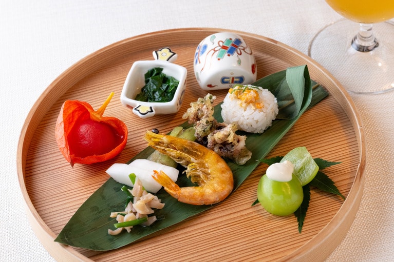 前菜は、渡り蟹寿司、飯蛸茶香揚げ、水芋ワラスボ和えなど残暑の味覚。