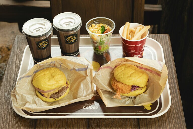 「ダッグリングドリームチーズバーガーセット」1,490円（バーガー単品950円）、「フライドシュリンプバーガーセット」1,490円（バーガー単品950円）。