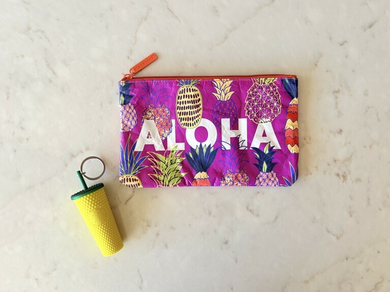 “ALOHA”のロゴ入りのポーチとパイナップルのキーホルダーはともにハワイ限定アイテム。