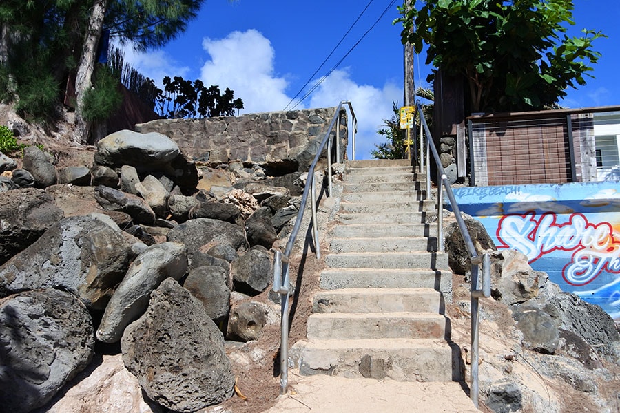 住宅街からビーチへ下りる階段。