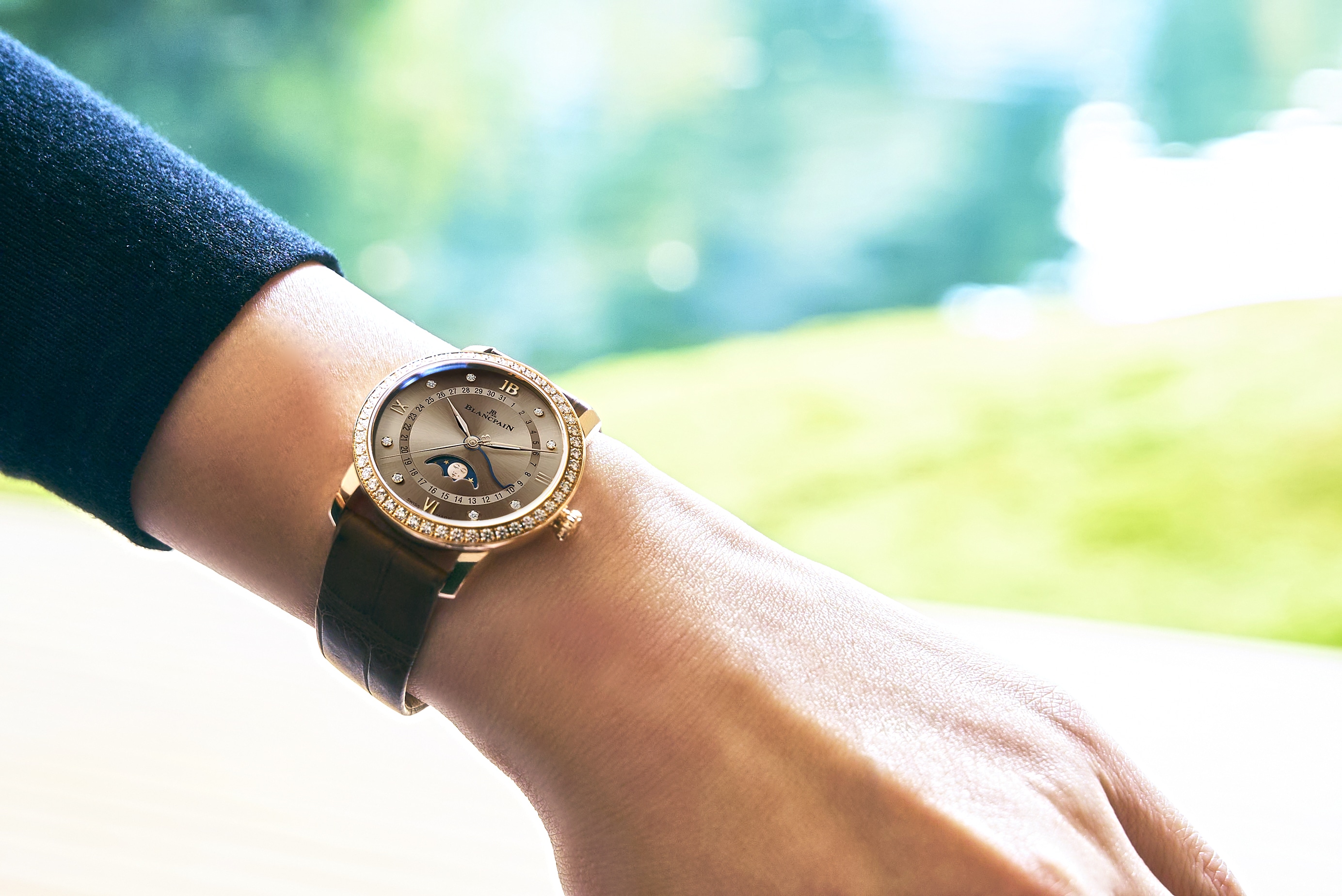 「ヴィルレ デイト ムーンフェイズ」（直径33.2ｍｍ、レッドゴールド、自動巻き、レザーストラップ）　￥4,059,000