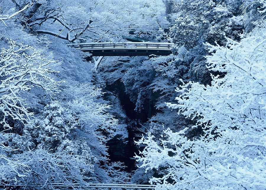 【山梨県】雪景色の中の猿橋。