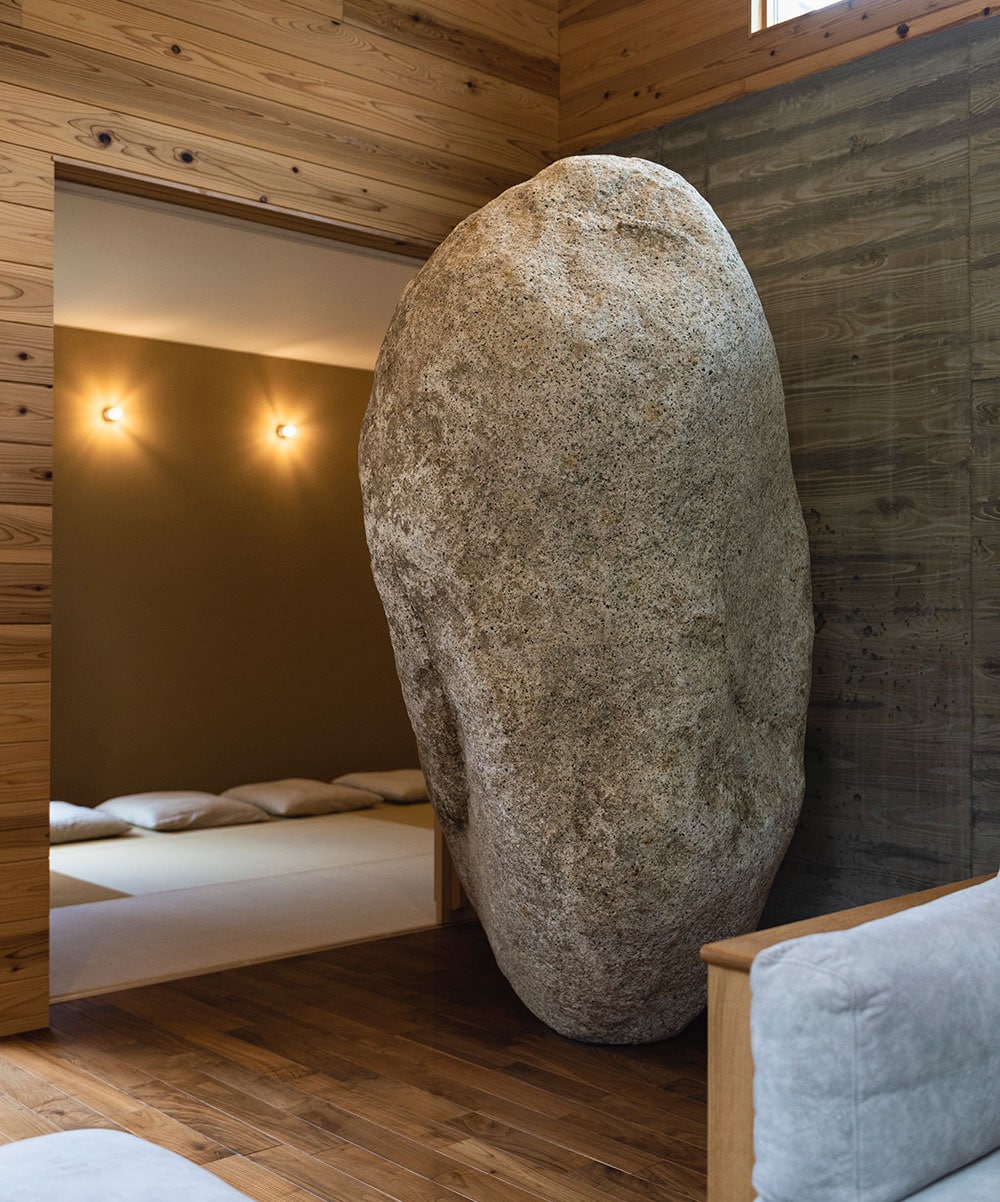 宿のある、三重県・菰野町で産出される大きな菰野石をリビングやベッドルーム、庭などに配した部屋“石砬 SEKIROU”。