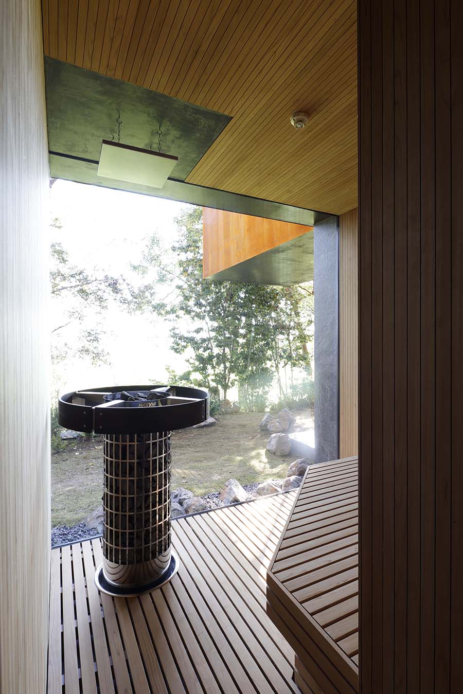 ガラス窓から自然の望むサウナ室。すぐ隣のスペースに水風呂があるのもポイントが高い。©KOZO TAKAYAMA