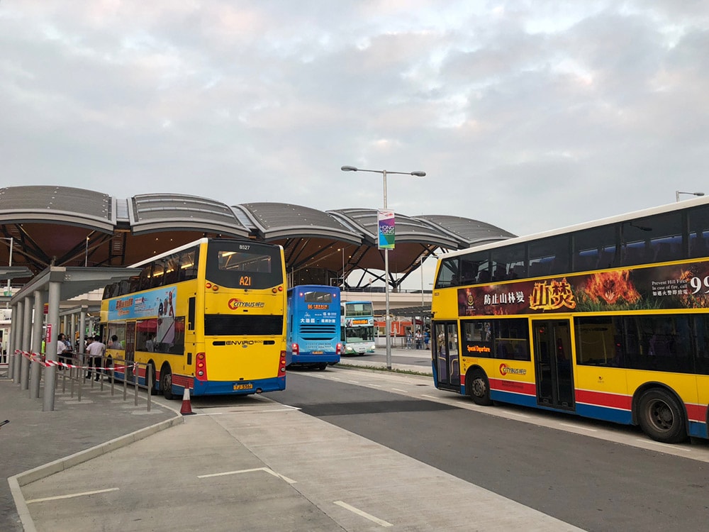 香港側イミグレーション前のバスターミナルには香港国際空港のほか、最寄りのMTR(地下鉄)駅となる東涌駅や香港各地との間を結ぶ路線バスが乗り入れている。マカオ側イミグレーションについてもマカオ半島及びタイパ島との間を結ぶ路線バスあり。