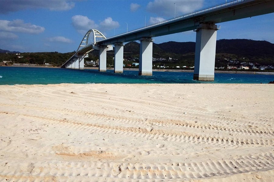 本島と瀬底島を結ぶ瀬底大橋。この橋が完成した時は歓びのあまりか、レコードまで発売されたことも。©本部町観光協会