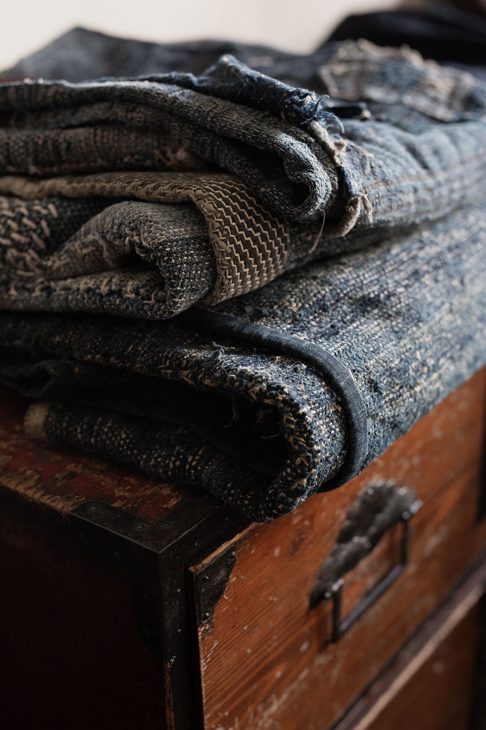 使い古した木綿の布を細かく裂き、それを横糸にして織られた「裂き織り」と呼ばれる仕事着、各40,000～180,000円。